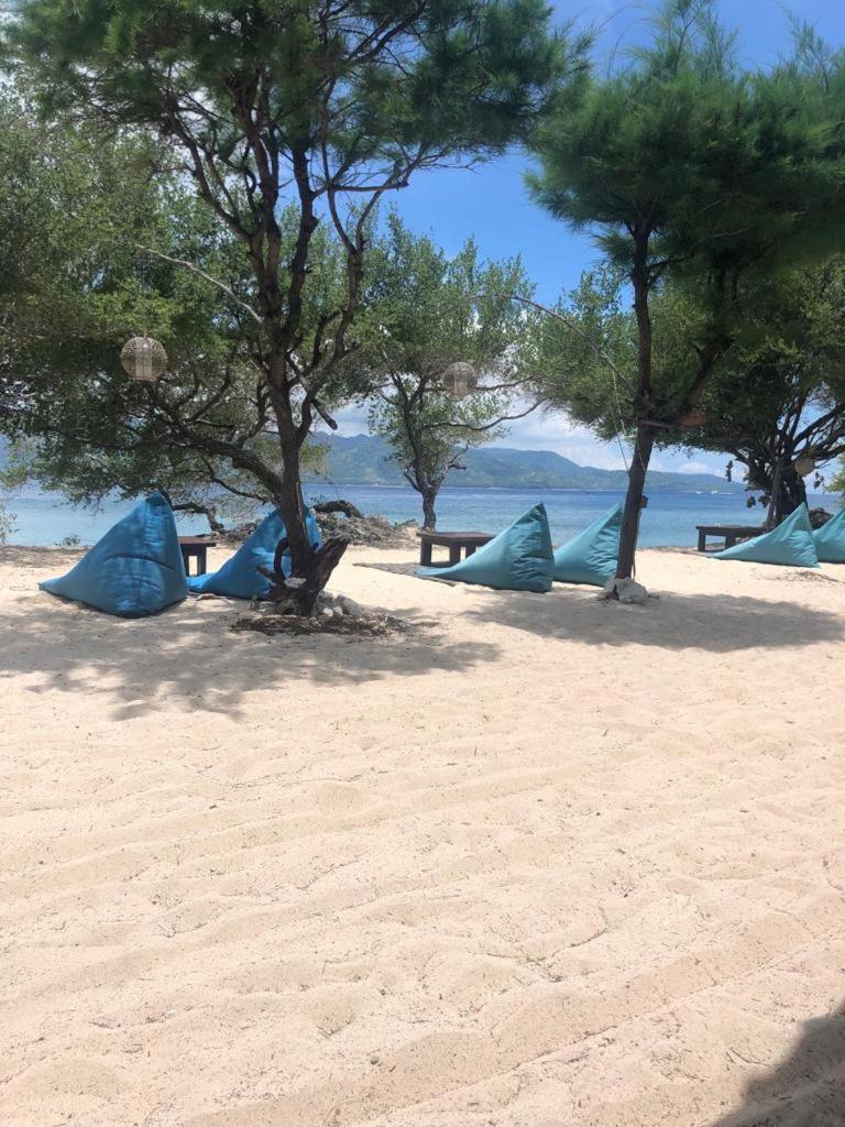 ビル マノ ビーチ バンガローズ ギリ島 エクステリア 写真
