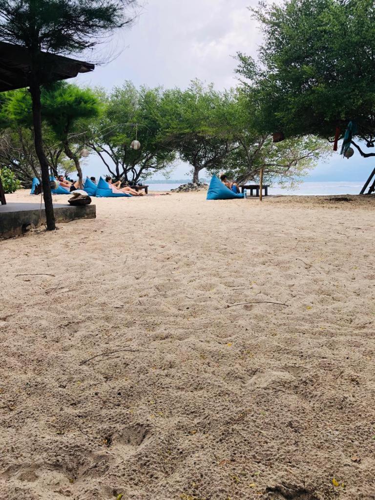 ビル マノ ビーチ バンガローズ ギリ島 エクステリア 写真